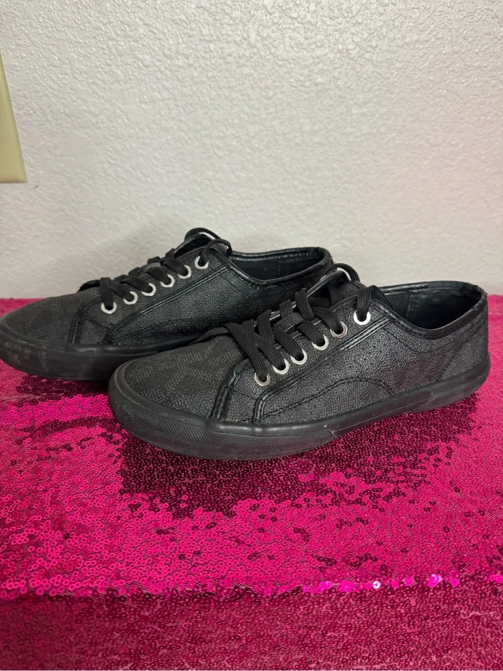 MICHAEL KORS 🖤 Black Low-Top Lace-Up Rubber Sole Sneakers (Women’s 6.5)